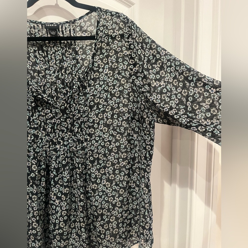 Torrid Black Floral Sheer Blouse – Size 2 - Picture 4 of 6